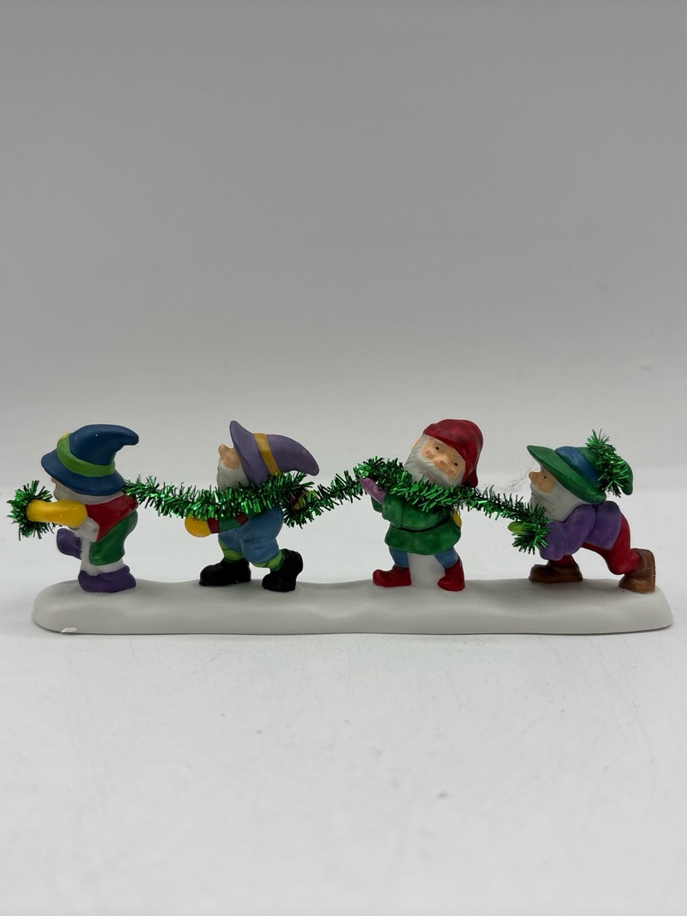 Department 56 1999 Vintage HVC North Pole Series Tangled In Tinsel 56.56708 EUC